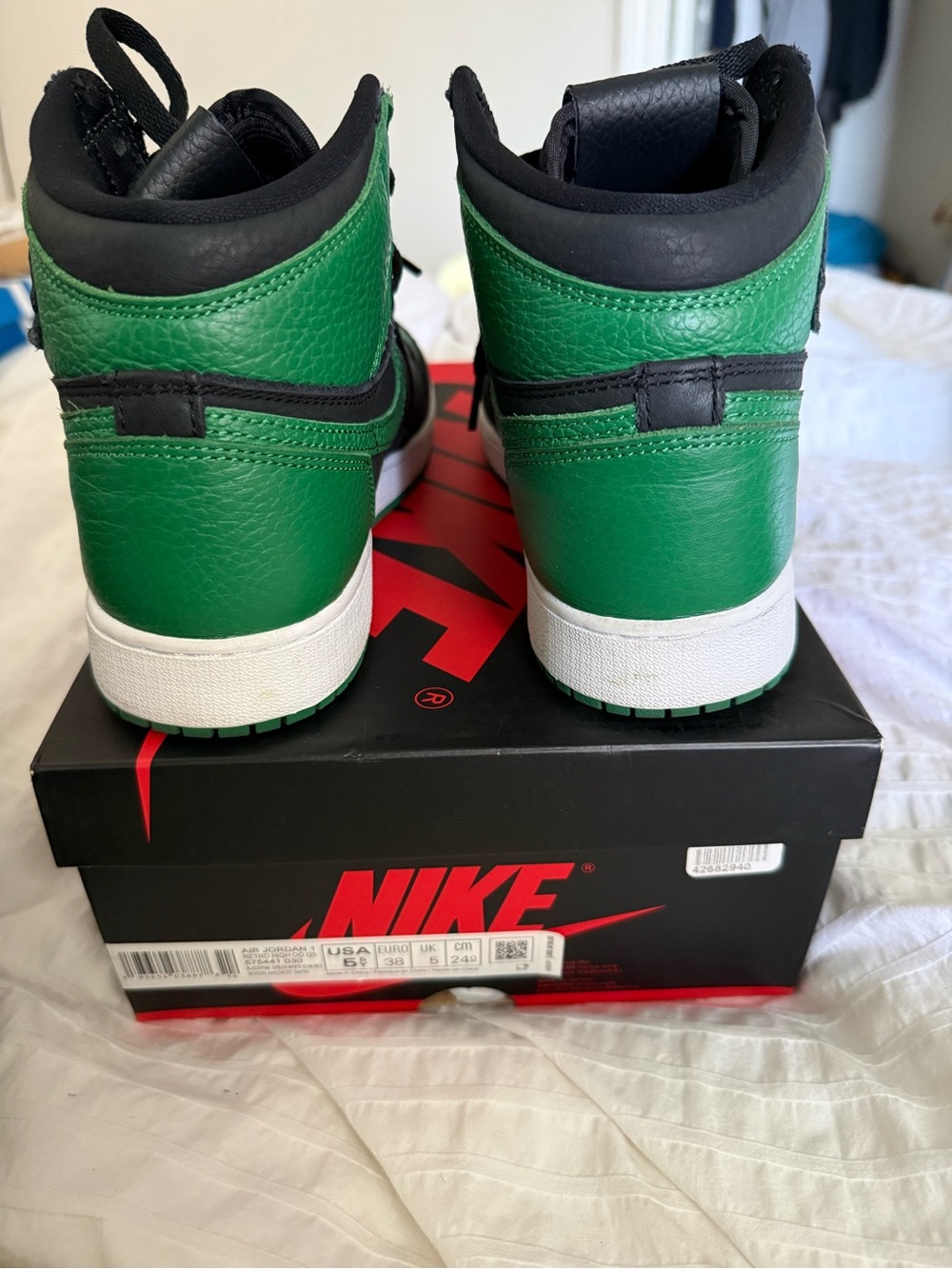 Nike Air Jordan 1 Retro High OG - Picture 8 of 10
